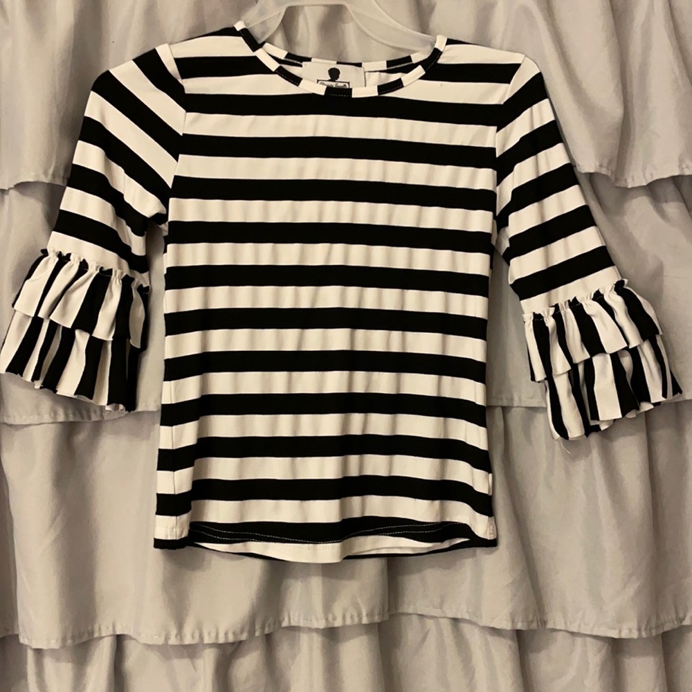 Dainty Jewell’s Ruffle layering shirt